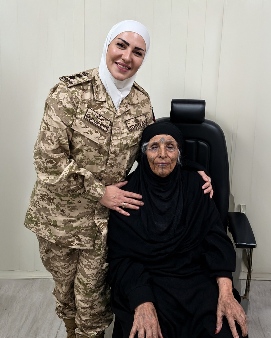 د. نانسي تجري أول زراعة قرنية صناعية لمعمرة أردنية بعمر 106 أعوام